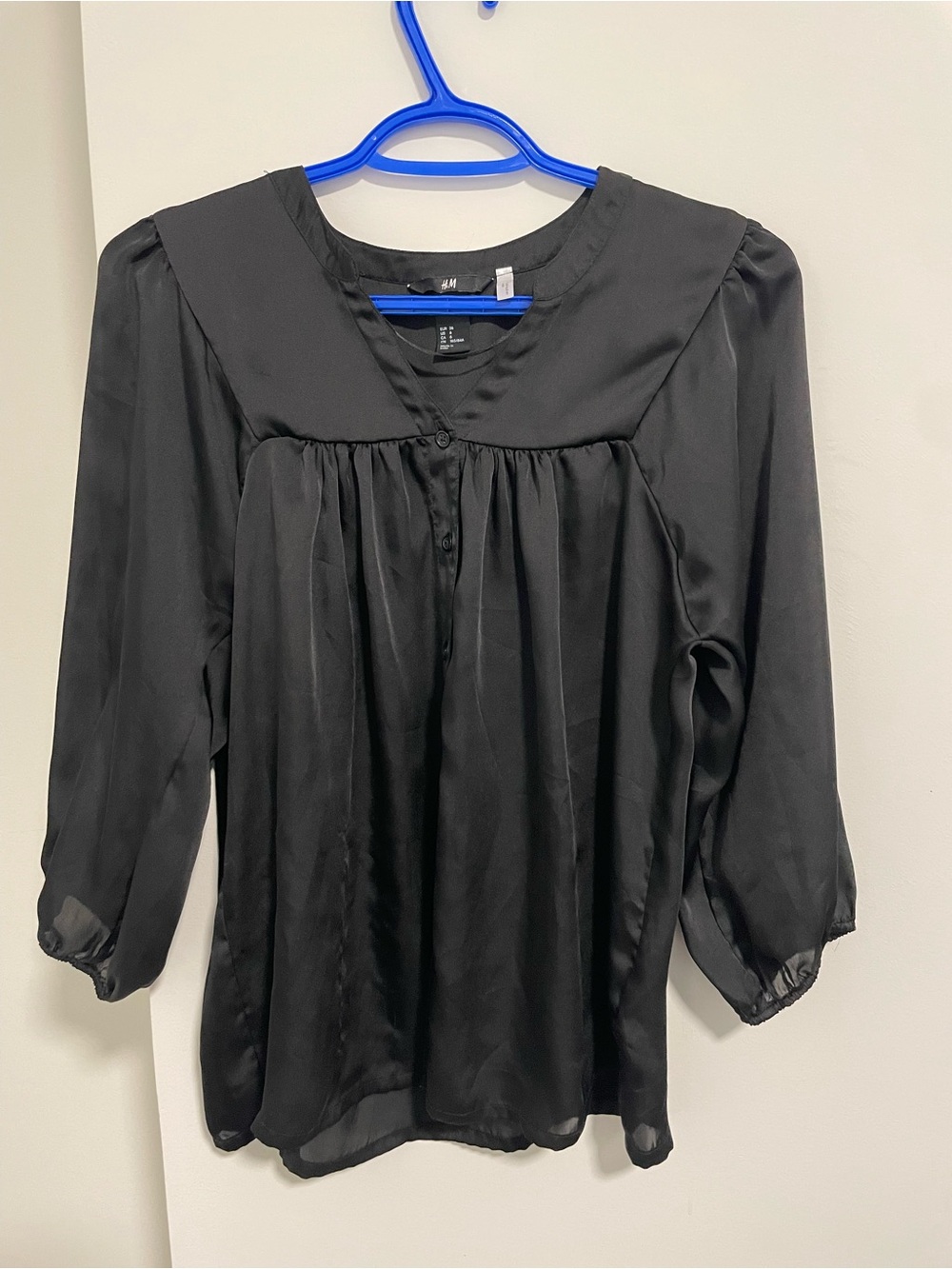 114 H&M Black Satin Pleated Button-Front Blouse